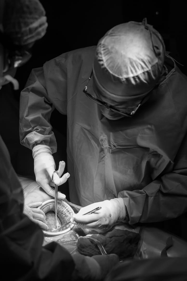 Dr. Guillermo Castellanos Barroso — Especialista en Cirugía Robótica Da Vinci